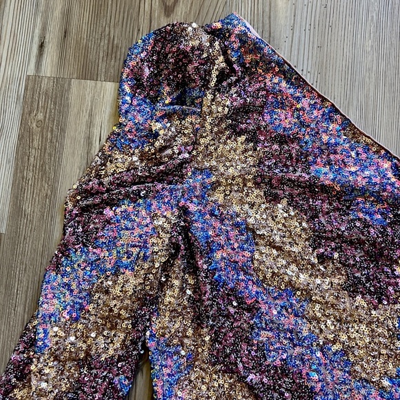 Saylor Tess One Shoulder Long Sleeve Zigzag Sequin Top - Picture 12 of 16